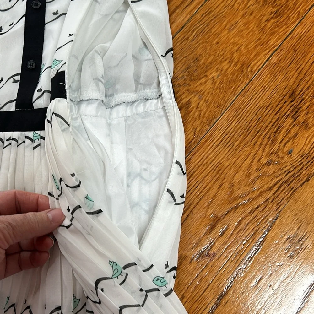 Forever 21 sleeveless dress.  Cute bird print. Size Small. Pleated skirt. - Picture 4 of 14